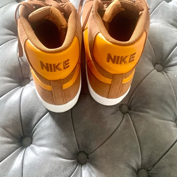 Men’s Nike SB Zoom Blazer Mid Skate Shoe - Picture 2 of 4